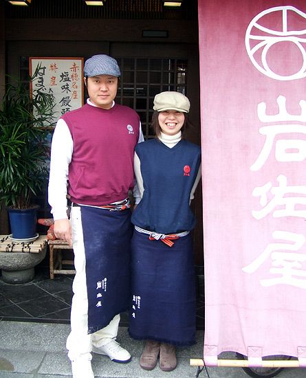 ユニフォーム着用事例：和菓子屋　岩佐屋さま