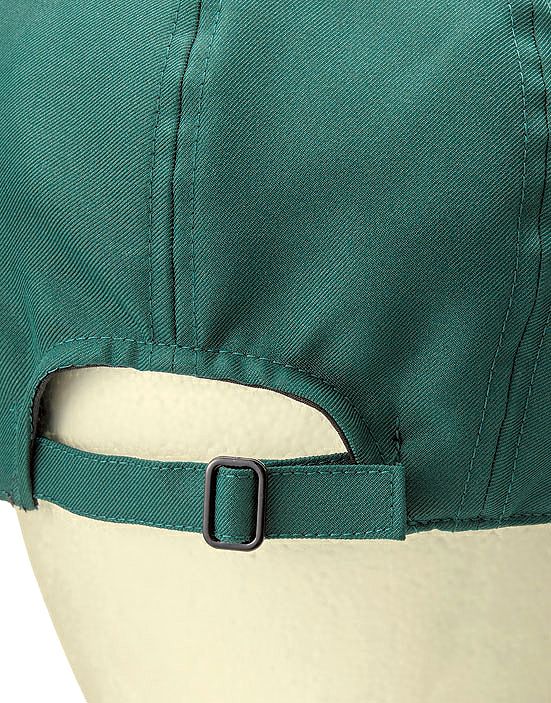 後ろのベルトで簡単にサイズを調整することができます。