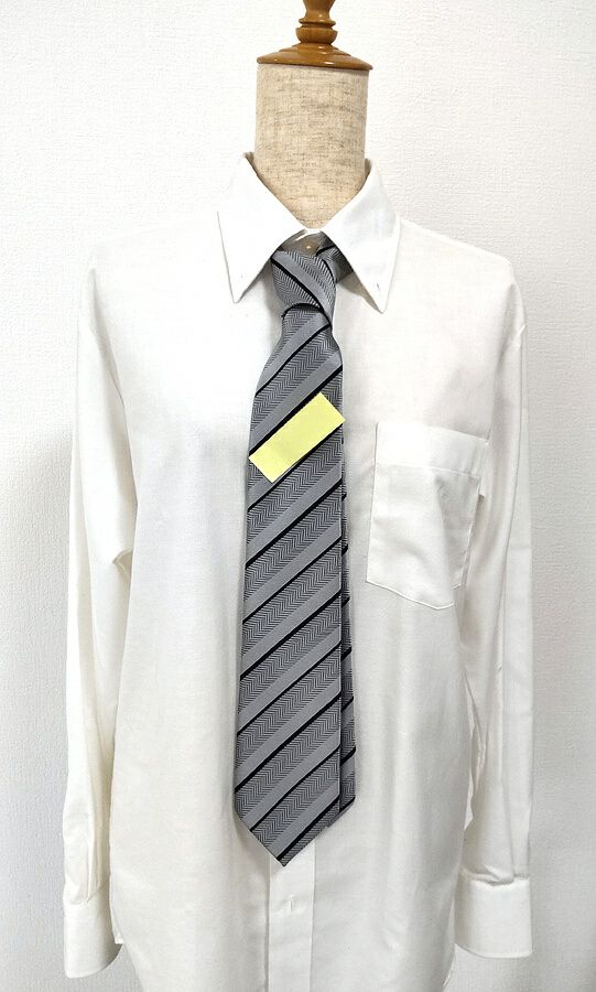 このように事前にストライプ柄ネクタイを結んでみて、お客様に刺繍位置のご提案をいたしました。