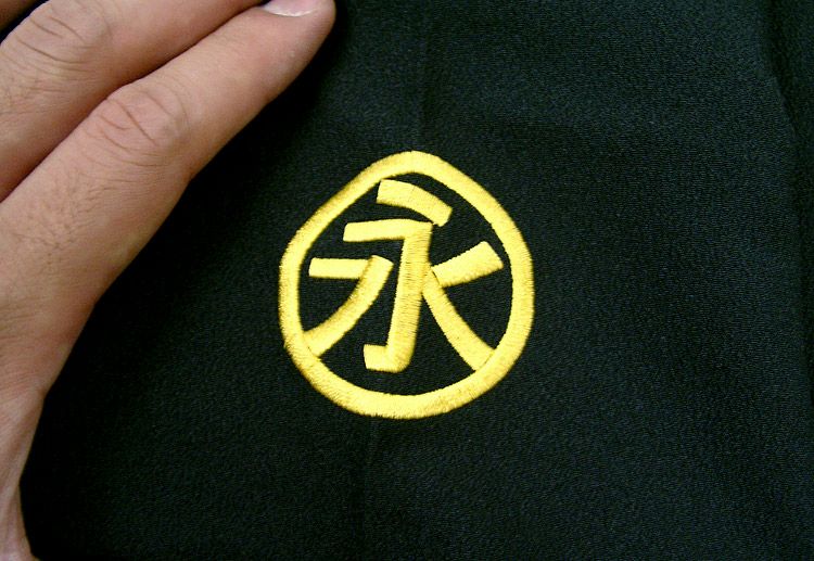 左袖にも刺繍を入れました！