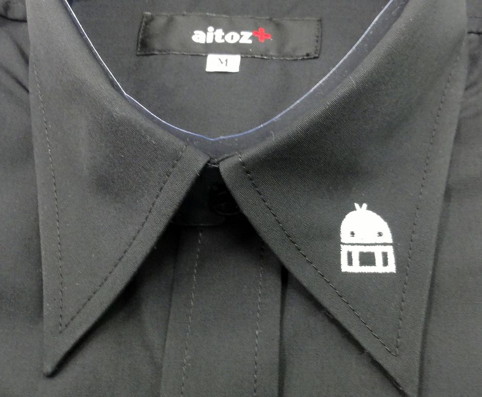 エリ元にワンポイントで刺繍を入れました！