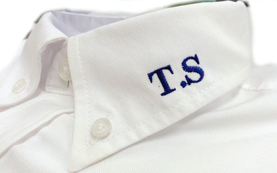 ワイシャツのエリにイニシャルを刺繍で入れさせて頂きました！