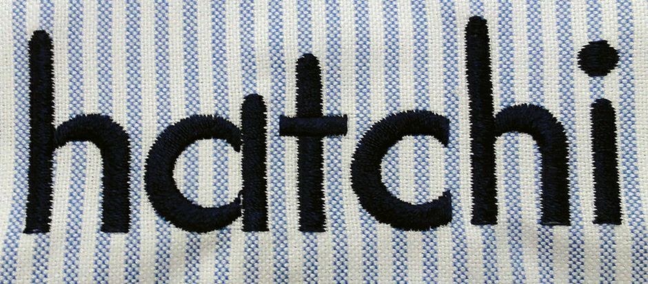 刺繍ロゴアップ、横幅8,5cmぐらいの大きさで刺繍を入れました。