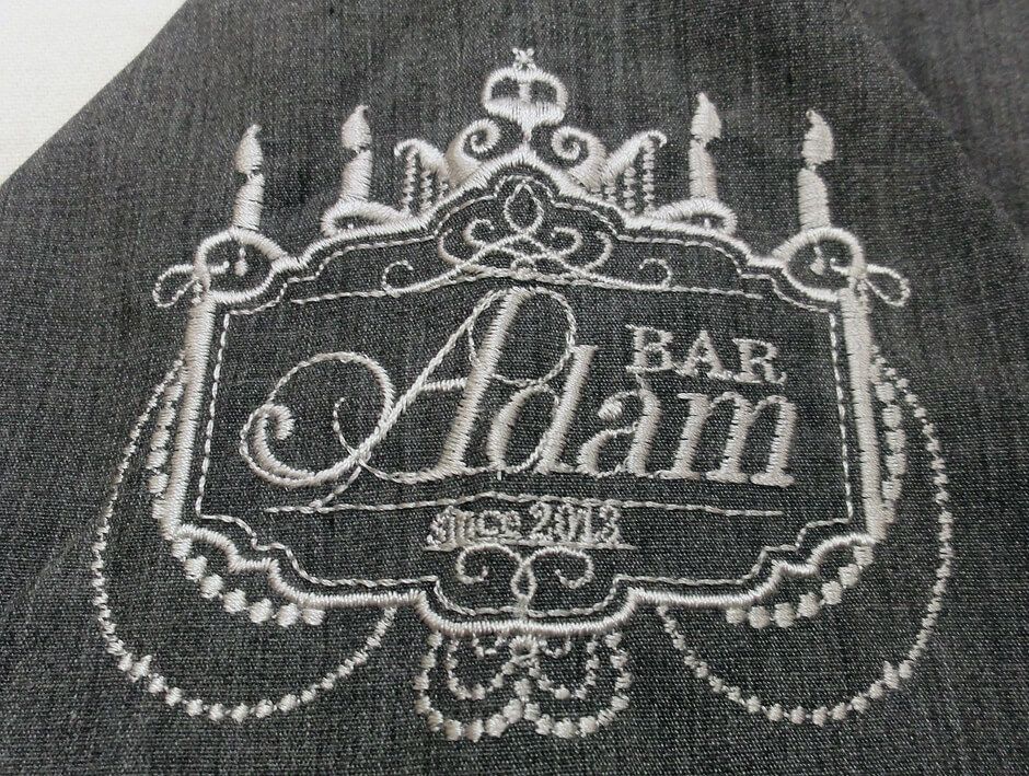 右ウデ部分にはロゴマークを刺繍しました。