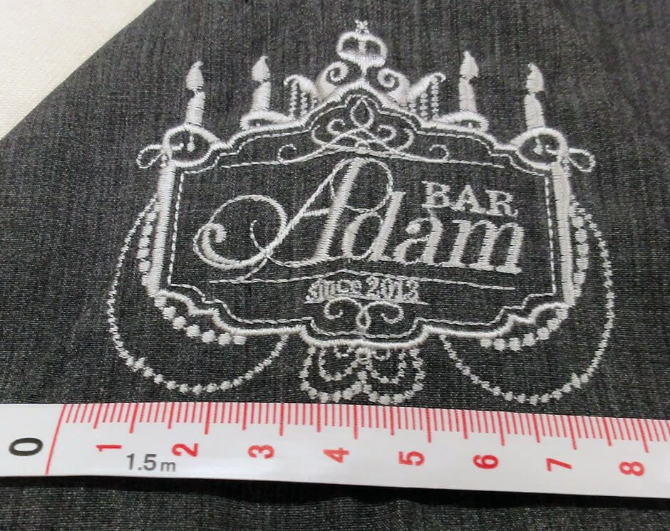 右ウデ部分には約8,5cmの横幅で刺繍を入れました。