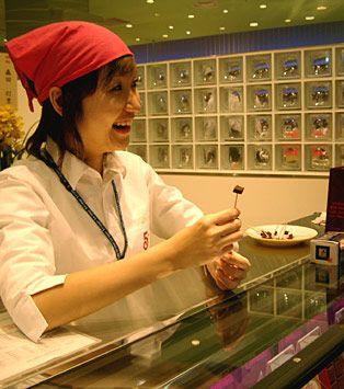 お姉さんが気合を入れて チョコレートを薦めてました！