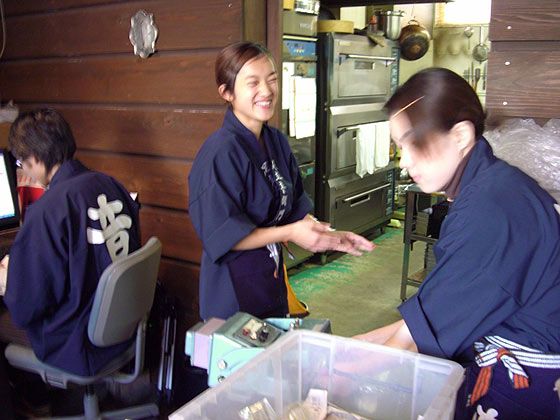 おねえさん達が気合を入れて包装作業してましたよ～