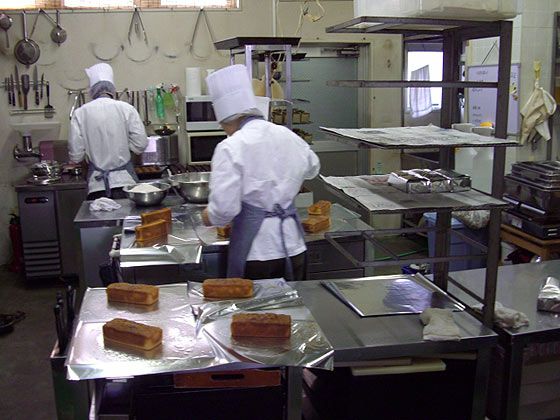 お店の奥の厨房では洋菓子作りの作業中でござりましたよ♪