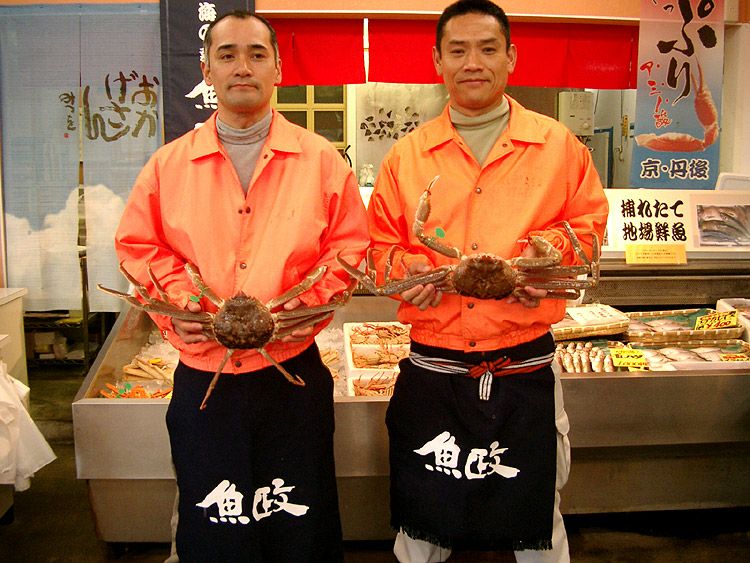 松葉かに魚政様が特製酒屋前掛けとスタッフジャンパーを着て記念撮影！