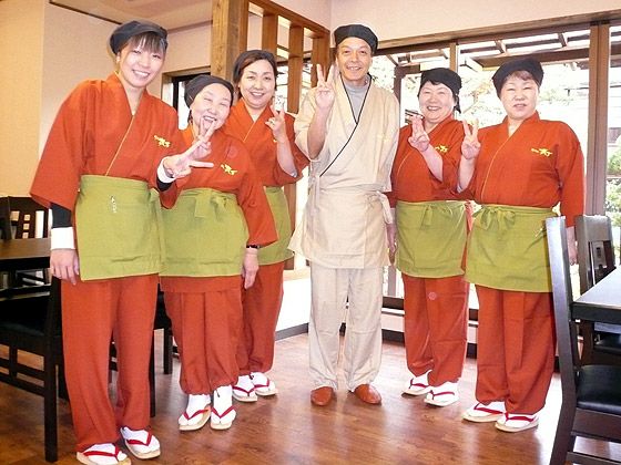 蕎麦屋丸万さんの元気なスタッフさんが勢揃い！