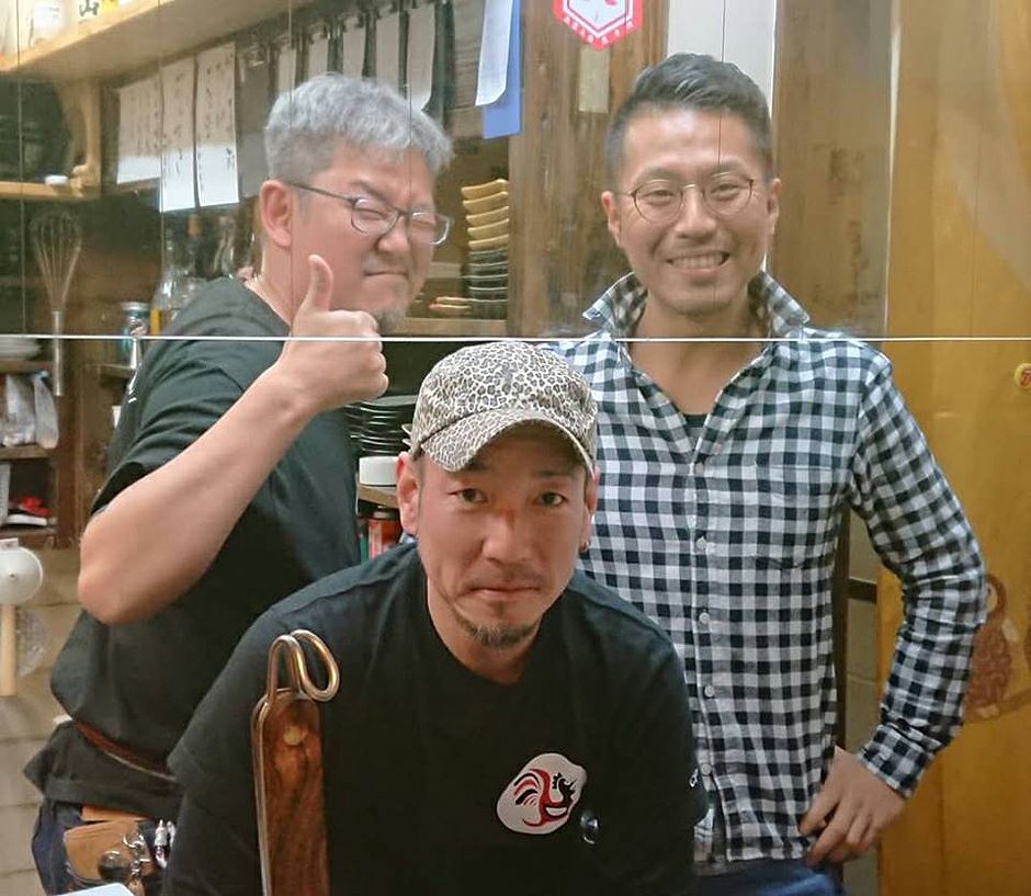 焼鳥屋とり蔵様に名入れTシャツを購入いただいたので店主とナベさんと私・店長と記念撮影！