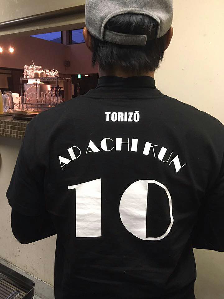 ADACHIKUNさんTシャツ着用写真
