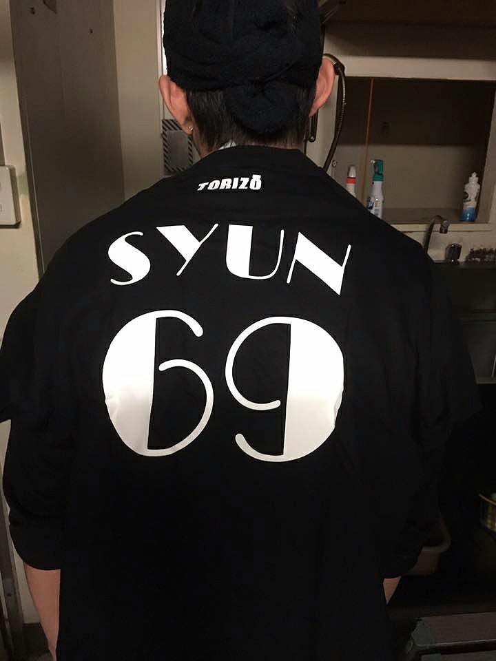 SYUNさんTシャツ着用写真