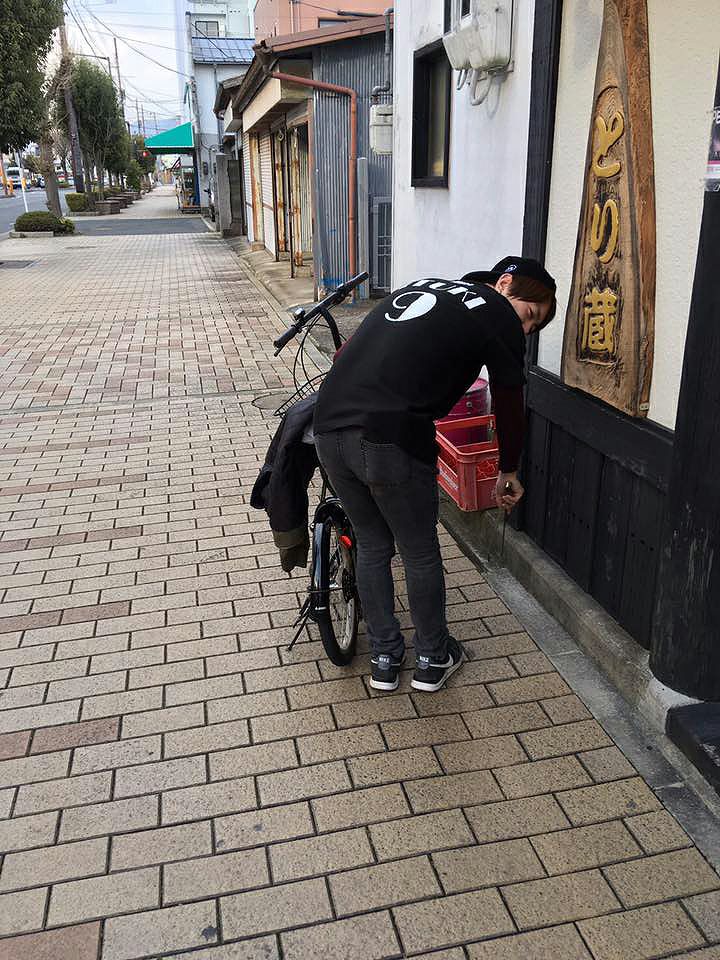 Tシャツを着用されてお店の外掃除を頑張っておられます！