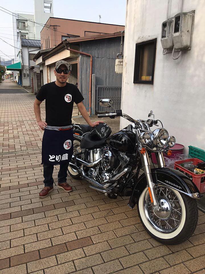 こんな感じでロゴ入りの酒屋前掛けも作成いたしました。<br>これにてTシャツと酒屋前掛けのロゴ入りユニフォームが完成ですね♪