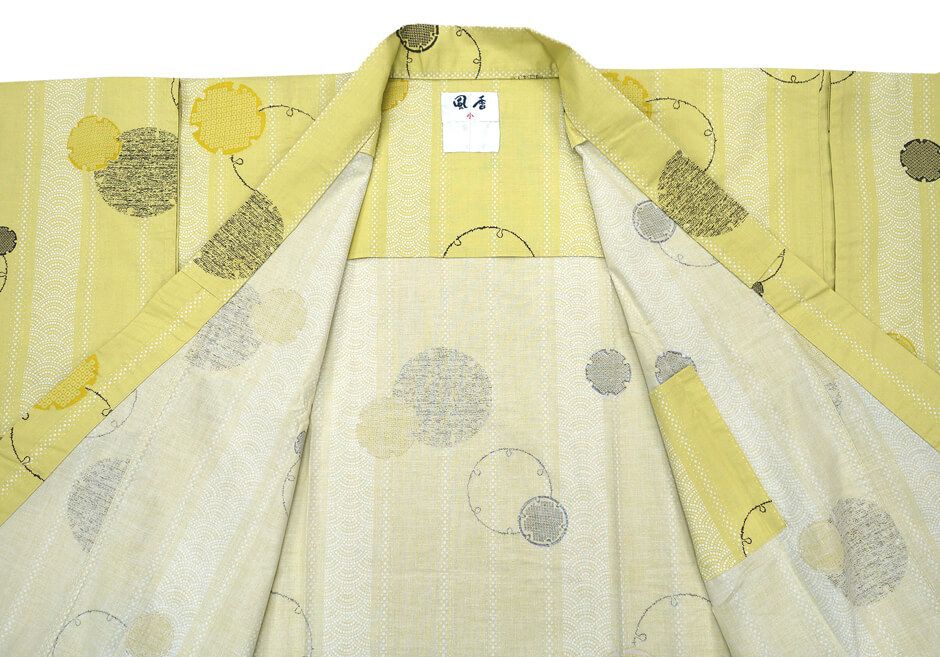 衿元を開いて撮影しました。