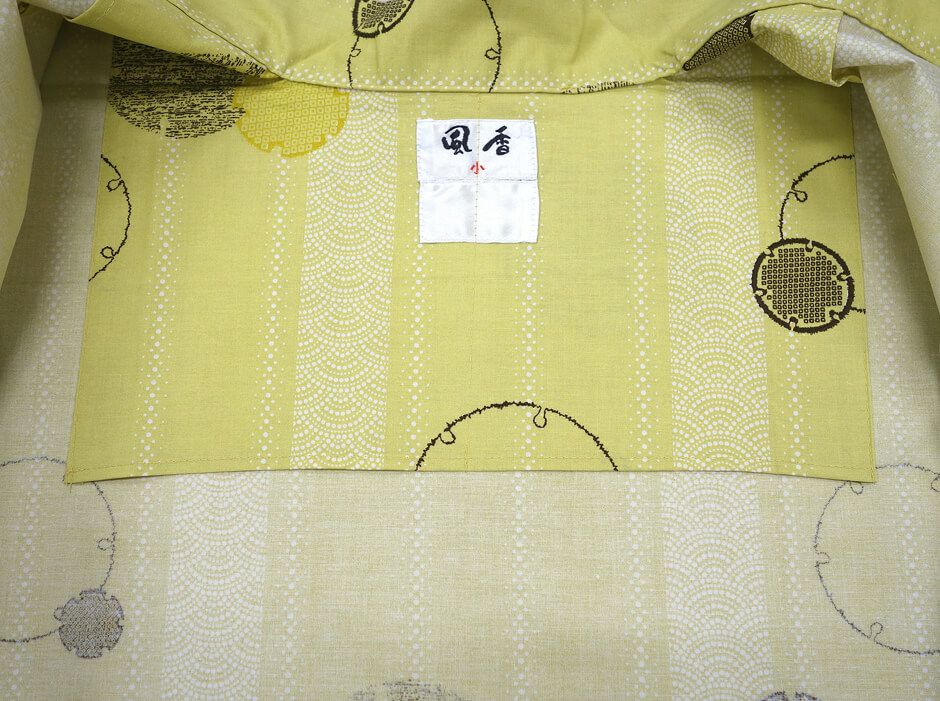 衿元にはタグがついてます。