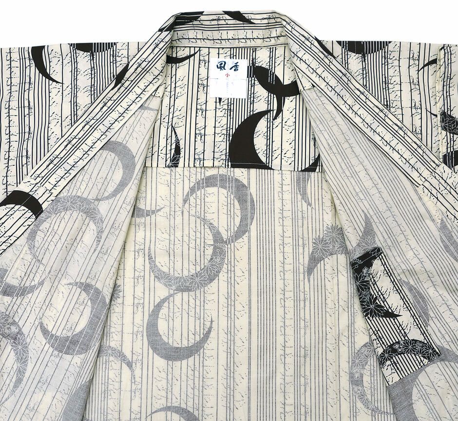 衿元を開いて撮影しました。