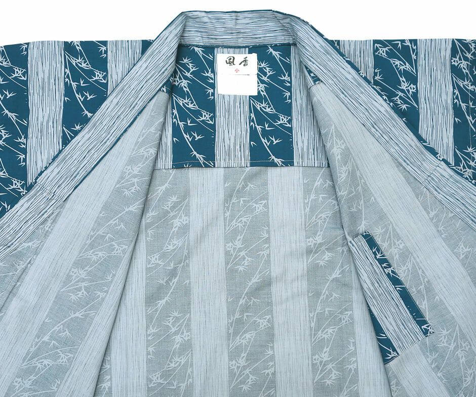 胸元を開いたアップ写真です。