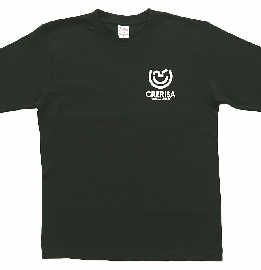 福知山市でサッカー教室を運営されているクレリッサ様のロゴマーク入りのオリジナルTシャツを製作させていただきました。かっこいいサッカー指導者ユニフォームの出来上がりです！