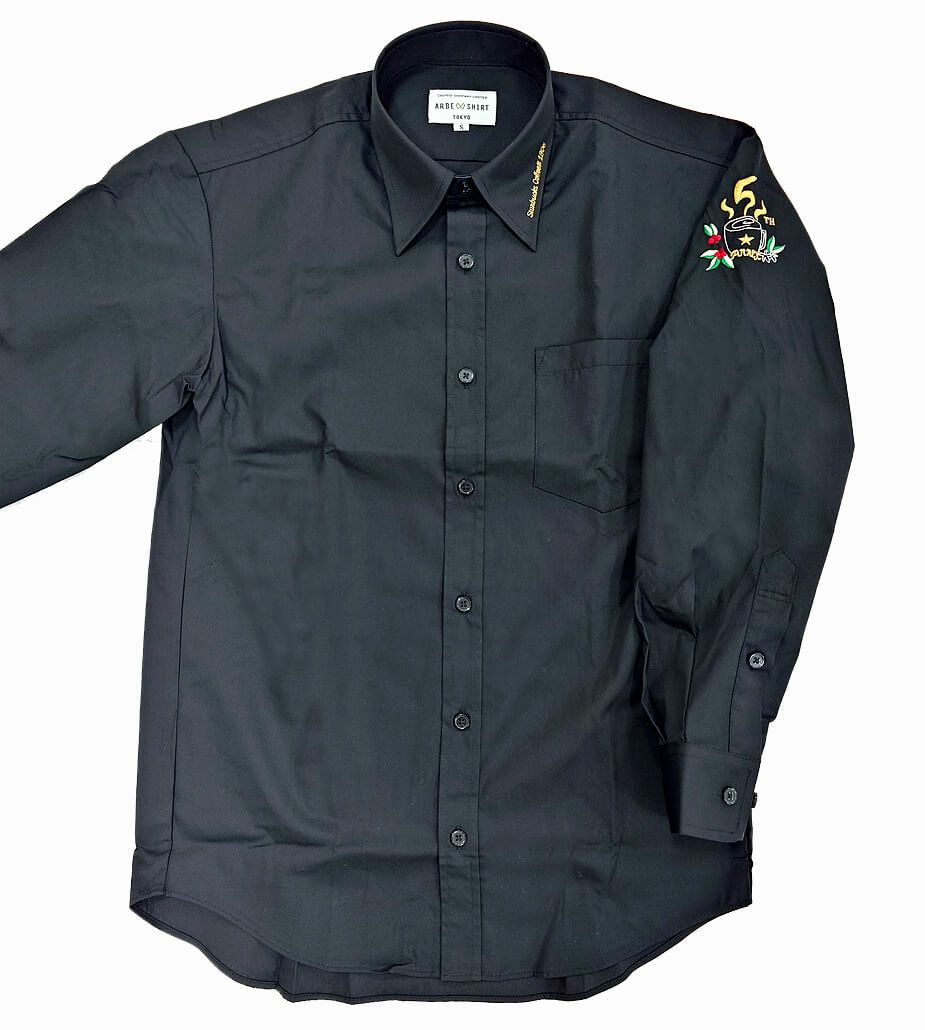 神奈川県横浜市中区にあるスターバックスCIAL桜木町ANNEX店様の5周年記念ワイシャツの完成写真をご紹介いたします。<br>スターバックスさんは各店舗ごとにオリジナルの周年記念シャツを製作される事が多いです。<br>可愛いオリジナルワイシャツの完成です。