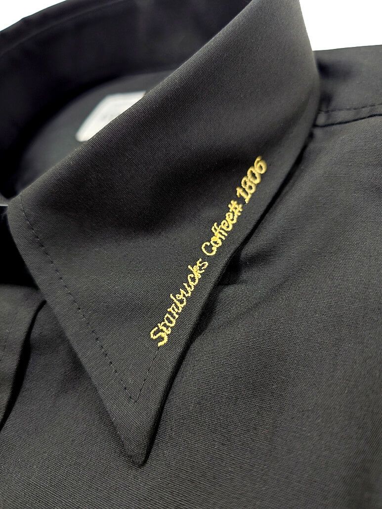 ワイシャツの左エリにゴールゴ刺繍したstarbucks coffeeの文字