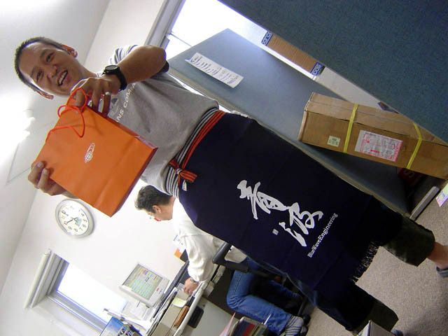 こちらは酒屋前掛けが到着した時のお写真。