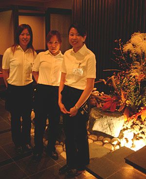 入り口玄関で名入れエプロンを着用したスタッフさん達を撮影させていただきました。