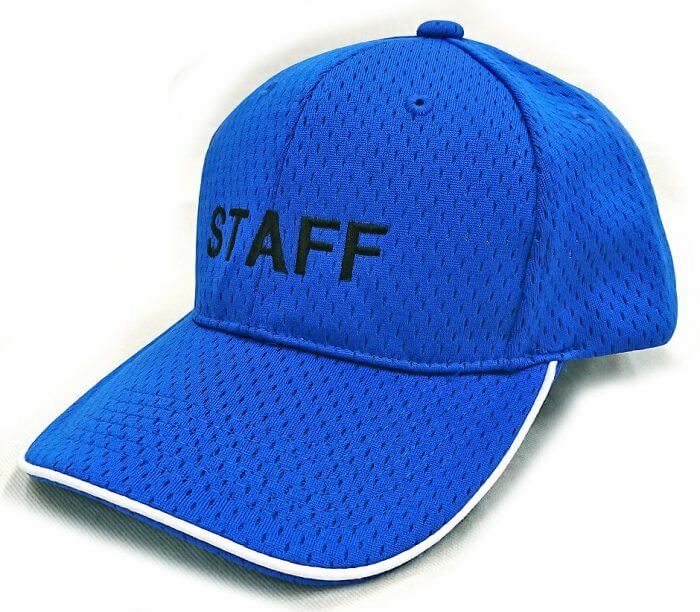 STAFFの刺繍文字入りオリジナルキャップを製作させていただきました。