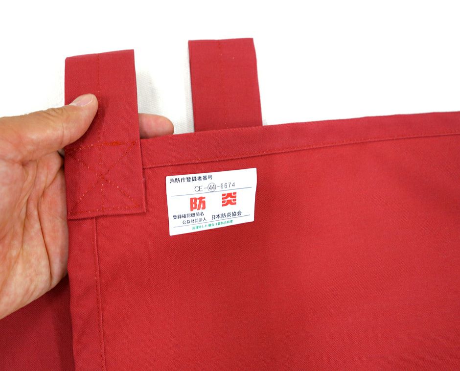 防炎加工しました。<br>ポリ帆布の生地は、実際に触ってみるとしっかりした厚手生地です。