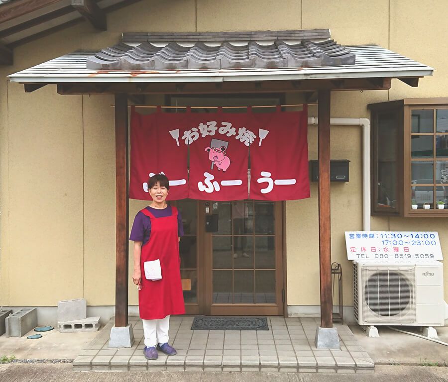 完成後、店主さまと一緒に写真撮影をしていただきました。 <br>そりゃぁ、こんなに良いオーダー暖簾が出来上がれば自然と笑顔も出ますね(^^)/♪