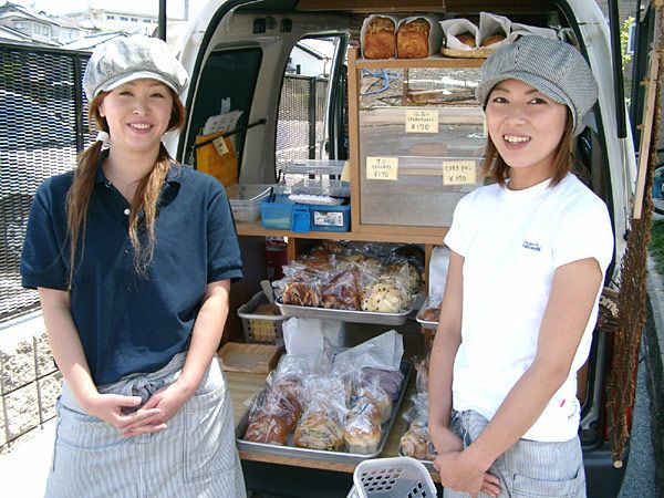 実際に移動販売されてる所のユニフォーム姿を撮影させていただきました。