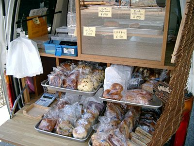 こんな感じでパンを販売中