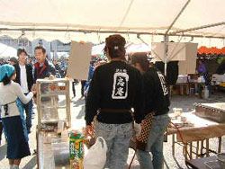 このように背中にもロゴマーク入り