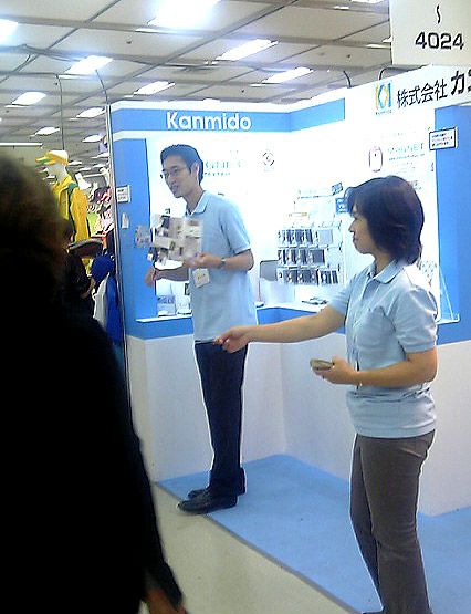 みんな会社カラーの水色ポロシャツを着ておられます