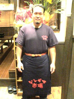 オープン時の酒屋前掛けの着用写真をパチリと撮影。