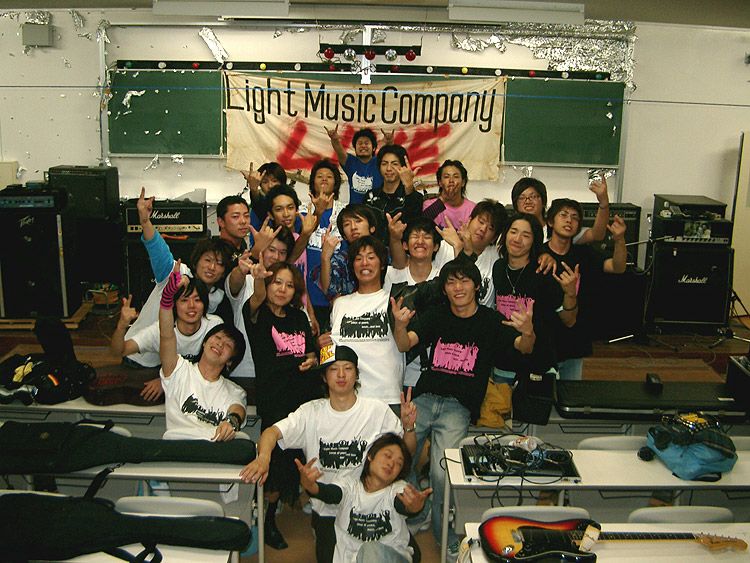 文化祭の時に名入れTシャツを着た集合写真