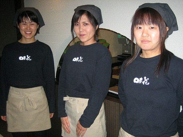 オープン時のスタッフ皆様のユニフォーム着用写真