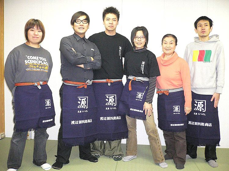 劇団員さんが酒屋前掛けを付けている集合写真