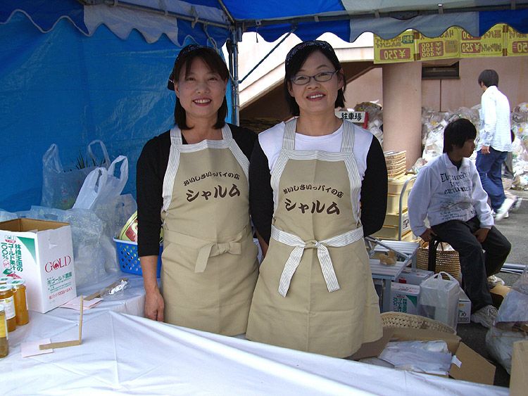 ロゴ入りエプロンを着用してイベント出店中