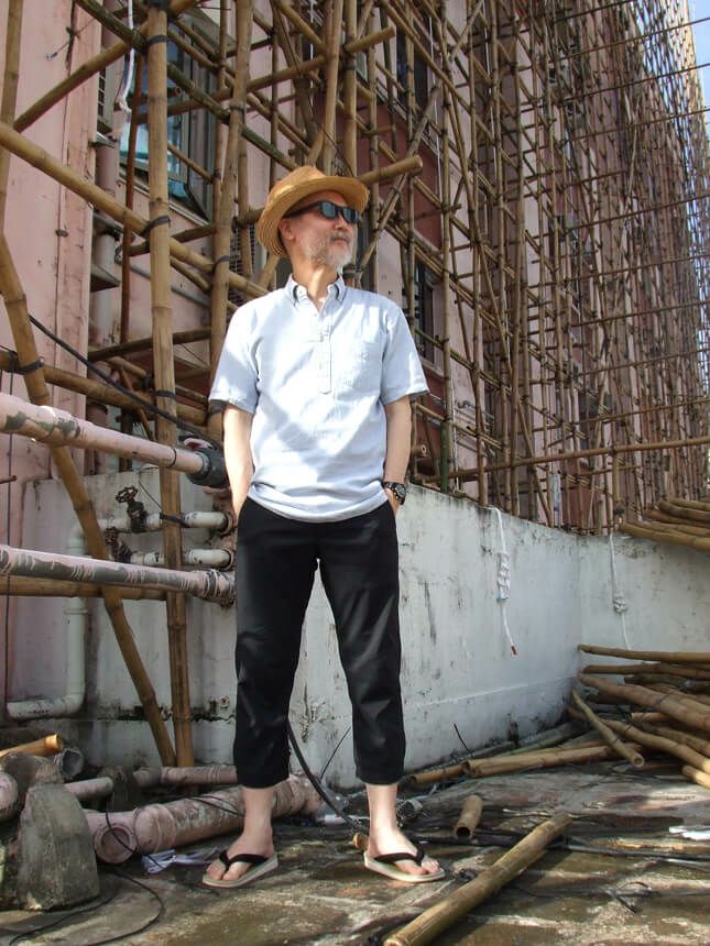 香港らしさを出す為に、竹の足場の前で雪駄を履いて撮影いただきました。