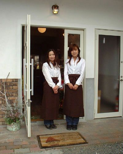 ソムリエエプロンが到着後に２人で記念撮影