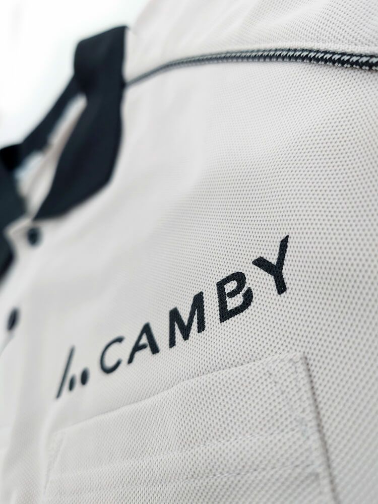 左胸に名入れしたCAMBY様のロゴ文字のアップ写真