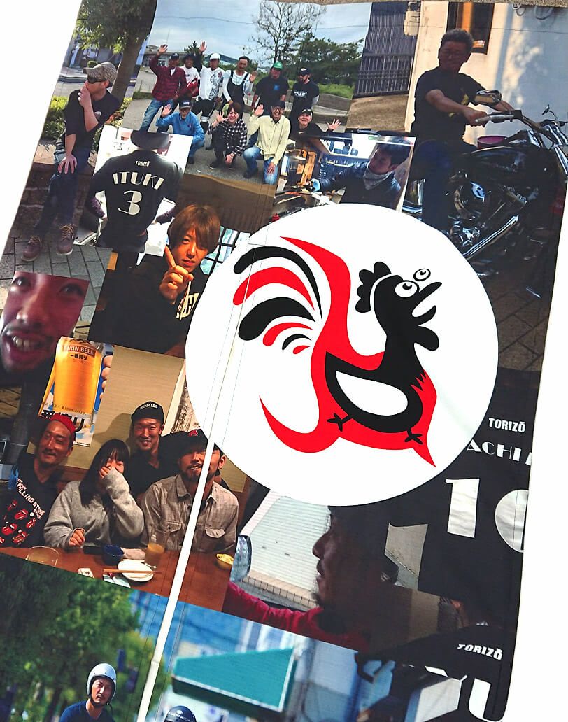 写真を掲載した部分のアップ写真です。<br>スタッフやお客さん達との思い出がいっぱい詰まったオーダー暖簾の完成です！