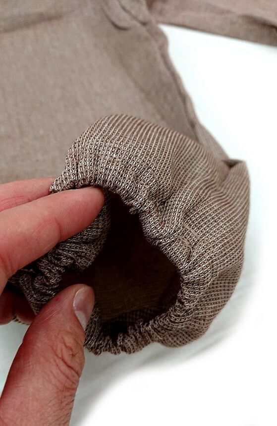 指で広げつつ袖口部分のアップ写真を撮影