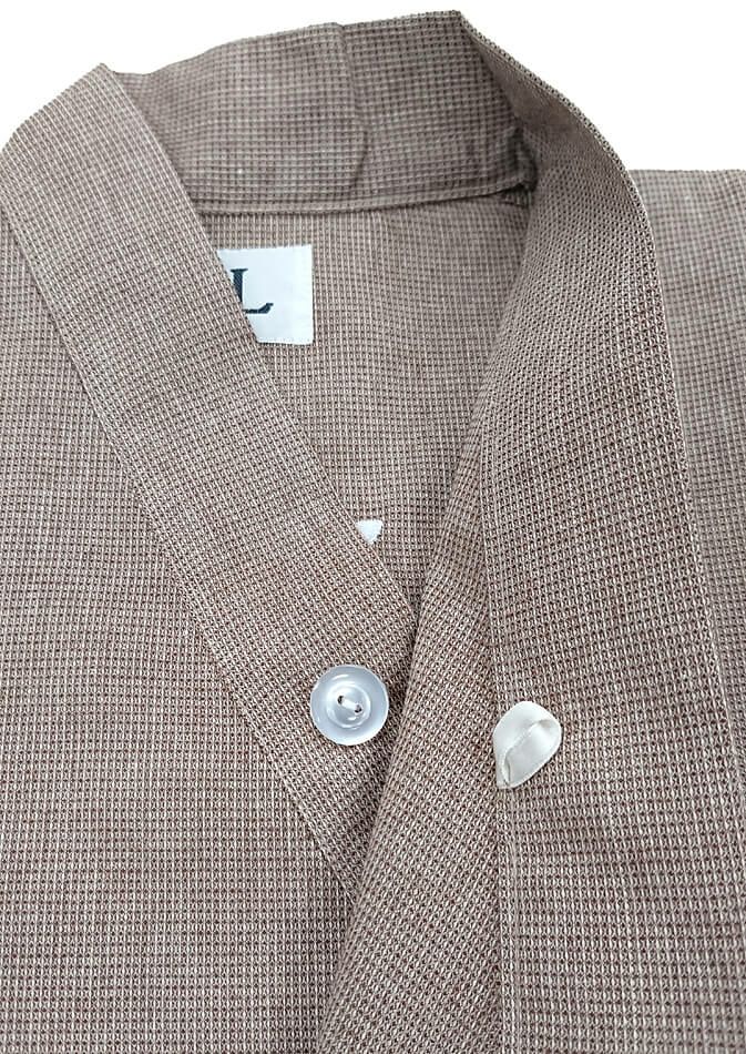 胸チラ防止として前開き部分にボタンを取り付けました。