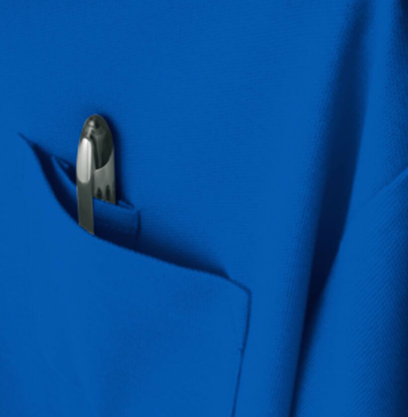 左胸ポケットの中にペン差し付き