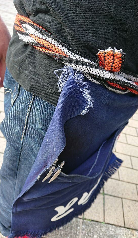 前掛けエプロンを使っているとこんな感じで紐がボロボロになってしまいます。