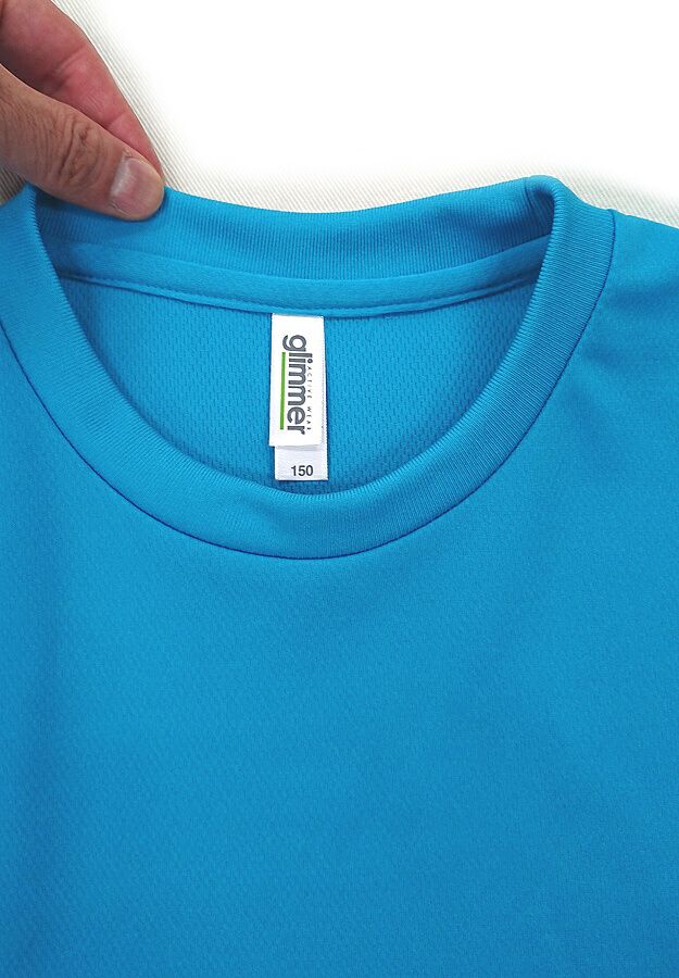 こんな感じでエリ部分の首側の後ろに付いているタグ。