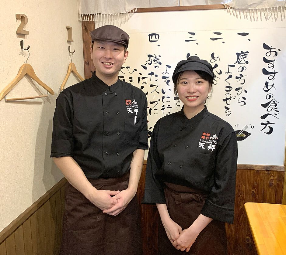 名入れエプロンとコックコートの着用写真
